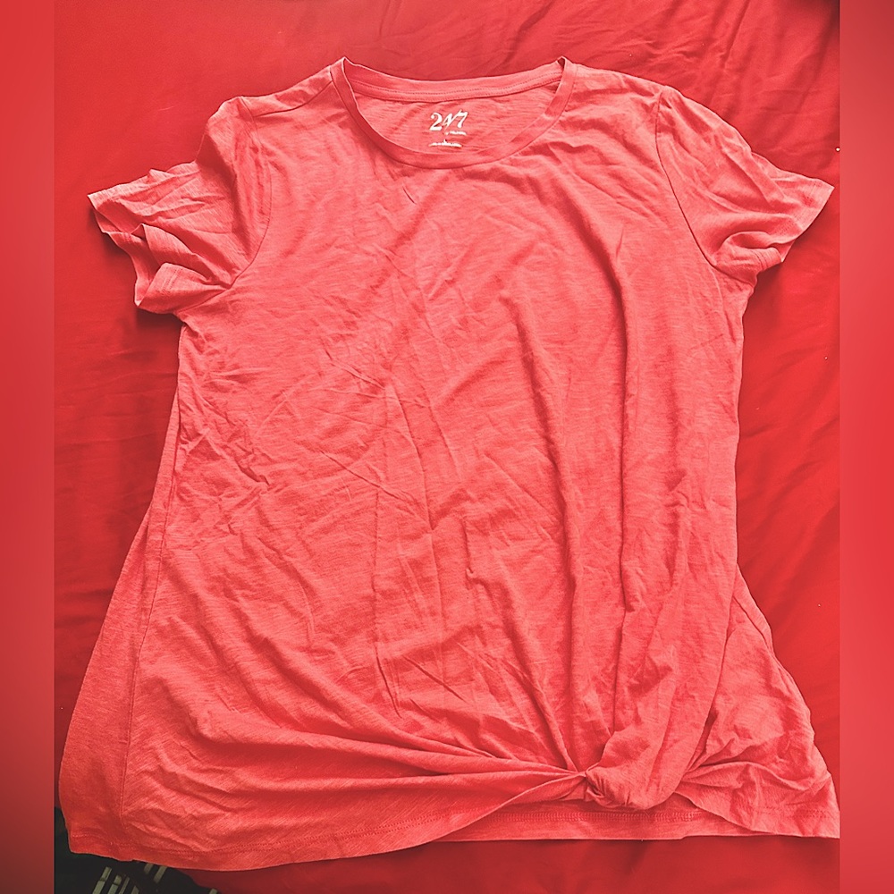 NWOT Maurice’s knot front T shirt